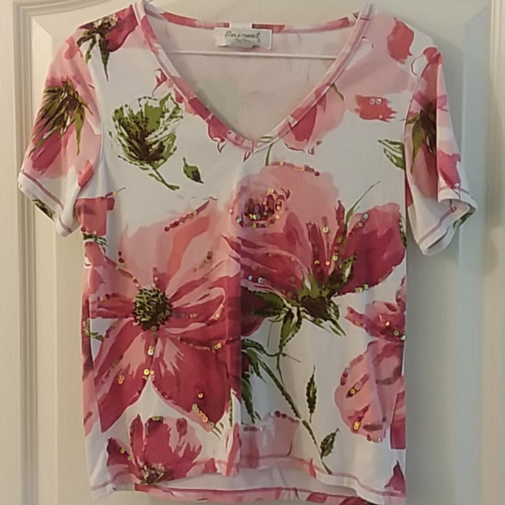 🌹GORGEOUS ROSES TEE WITH SEQUINS 💖